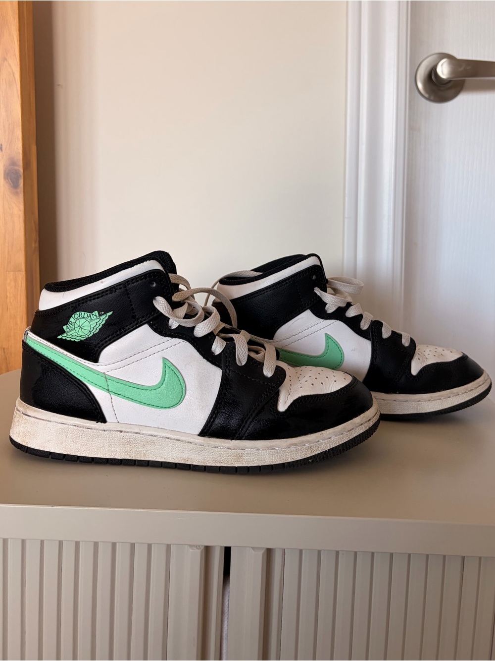 Nike Air Jordan 1 Mid GS Green Glow White Black Size 4.5Y (Women’s 6)